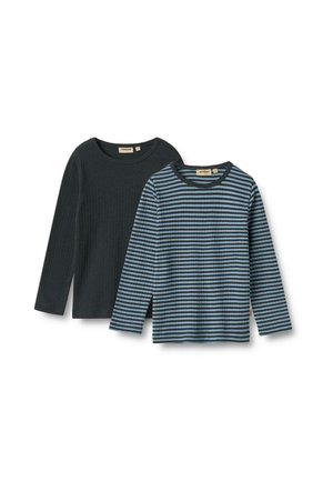 Zwei langärmelige Kleinkindshirts, eines in einfarbig Schwarz und das andere mit schwarz-blauen horizontalen Streifen, auf einem weißen Hintergrund flach ausgelegt.
