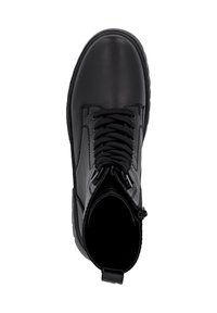Bottines en cuir noir à bout rond, avec un laçage à l'avant, une fermeture éclair sur le côté et une semelle en caoutchouc texturé. Fini lisse avec des coutures renforcées.