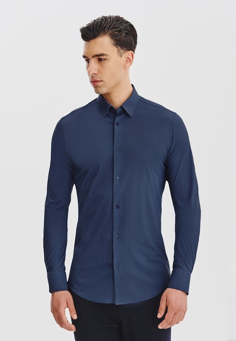 Granatowa koszula zapinana na guziki z długim rękawem, z subtelnym wzorem teksturowym, dopasowany krój i klasyczny kołnierzyk, z pasującymi guzikami.