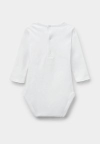 Biała bodysuit z długim rękawem, z okrągłym dekoltem i zapięciem na trzy guziki z tyłu. Gładka faktura, klasyczny kształt i design bodysuitu.