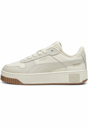 Baskets Puma en cuir blanc cassé avec une finition texturée, dotées d'une semelle plateforme en marron clair et d'un accent gris sur le talon.