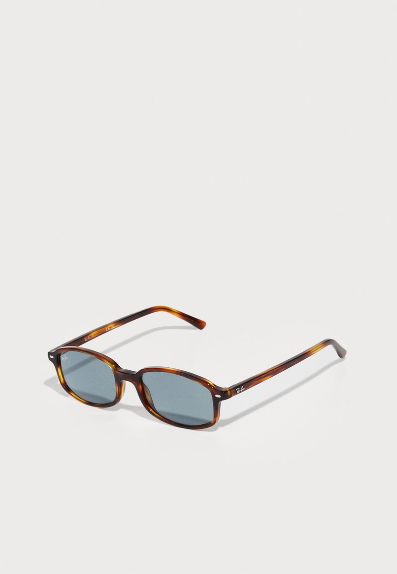 Suojalasit, joissa on suorakulmainen kilpikonnakuosi, siniset linssit ja Ray-Ban-logo sangoissa, esitelty valkoisella taustalla.