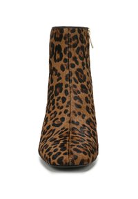 Botte de cheville imprimé léopard avec une surface en fausse fourrure texturée, forme effilée, et détail de fermeture éclair dorée à l'arrière. Semelle noire.