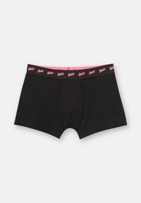 Čierne boxerky vyrobené z bavlny s mäkkým elastickým pásom, ktorý obsahuje ružové logo značky. Dĺžka do polovice stehna a hladká textúra.