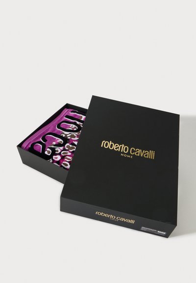 Μαύρο κουτί Roberto Cavalli Home μερικώς ανοιχτό που δείχνει διπλωμένο μωβ και ύφασμα με λεοπάρ μοτίβο μέσα σε λευκή επιφάνεια.