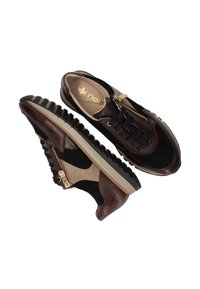 Schwarze und braune Leder-Sneaker mit strukturiertem Obermaterial, detaillierter Nähte, Seitenreißverschluss und geriffelter Gummisohle. Goldene Akzente am Reißverschluss.