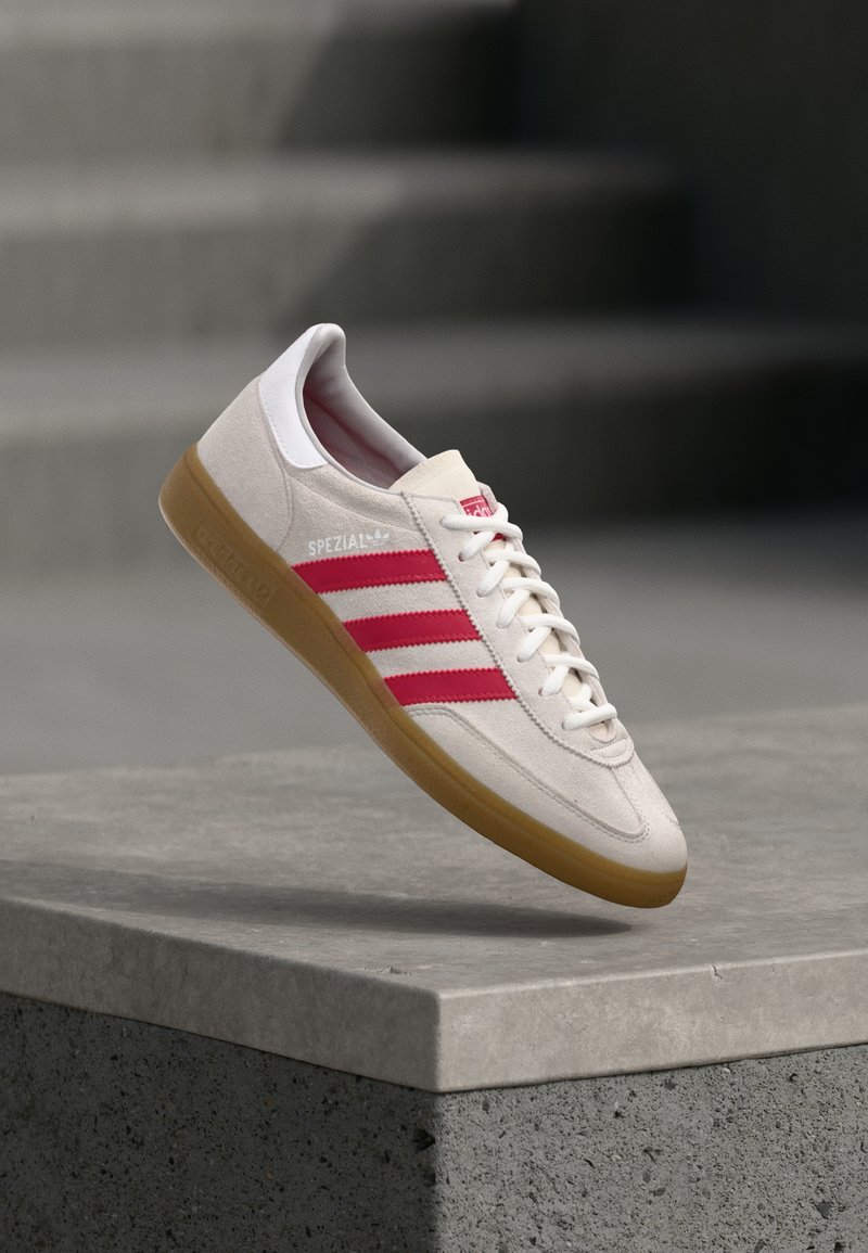 adidas Originals HANDBALL SPEZIAL MANCHESTER UNITED grey two/strawberry red/footwear white/grey