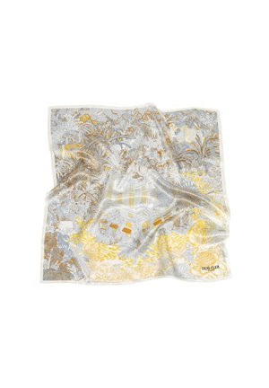 Kwadratowa jedwabna chusta z detalicznymi, złotymi i srebrnymi botanicznymi oraz architektonicznymi wzorami, złożona z lekkimi zagnieceniami, widoczna nazwa marki „Deni Cler”.