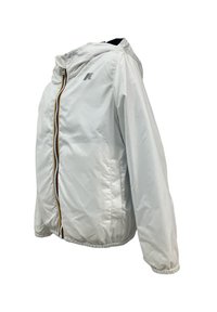 Giacca a vento bianca con cappuccio, dotata di chiusura con zip, polsi elastici e tasche laterali. Logo sottile sulla parte superiore sinistra. Materiale leggero.