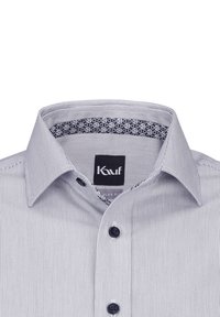 Camicia a righe blu navy e bianca, con colletto interno a motivo a contrasto e bottoni neri. Design regular fit.