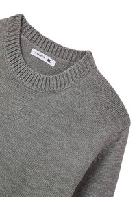 Maglione grigio a maglia con scollatura a girocollo a costine. Presenta una finitura testurizzata. Etichetta visibile: "Terranova, XL."