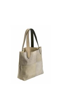 Sac à main en cuir dans des tons de gris clair et de taupe ; texture lisse, forme rectangulaire, doté d'une sangle noire et de matériel minimal.