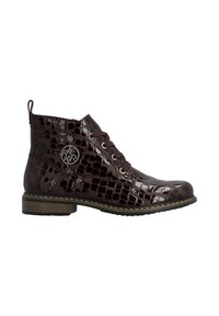 Bottine à cheville brillante marron foncé avec motif crocodile, bout rond, talon bas, lacets à l’avant et petit logo métallique rond sur le côté.