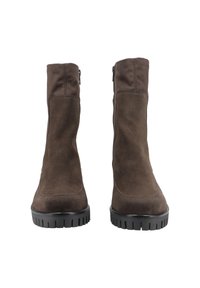 Botas de tobillo de ante marrón con un acabado suave, cierre de cremallera y suela de goma texturizada. Diseñadas para la comodidad y el calor.