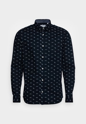 Chemise manches longues bleu marine avec un motif répété de croissants bleu clair, col boutonné et fermeture avant à boutons.