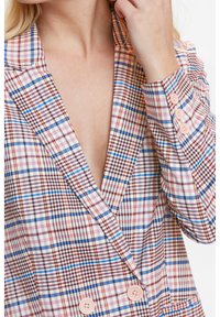 Karierter Blazer in Pastellfarben mit einem tiefen V-Ausschnitt, Reverskragen und zwei Vorderknöpfen. Hat kontrastierende Muster in Blau, Rot und Braun.