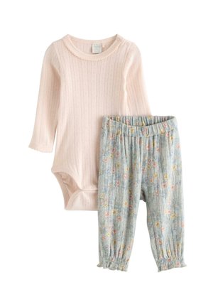 Lyserød ribbet babybodystocking med lange ærmer og trykknapper på skulderen, kombineret med lysegrå blomsterprintede elastiske bukser med flæsekant.