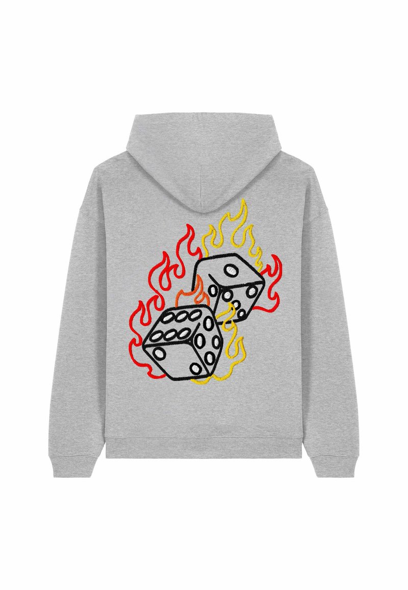 Felpa grigia con un design ricamato di due dadi circondati da fiamme rosse e gialle sulla parte posteriore. Tessuto morbido, vestibilità casual.