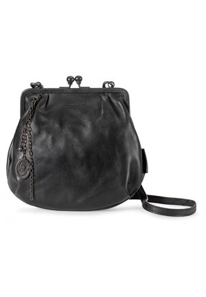 Sac à main en cuir noir avec fermoir, forme arrondie, bandoulière amovible et breloque chaîne décorative avec médaillon camée.