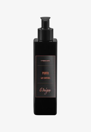 Schwarze rechteckige Flasche mit Pumpenspender, ausgestattet mit einem minimalistischen Etikett in Kupfer und weißem Text, der "PORTO LAIT CORPOREL" lautet.
