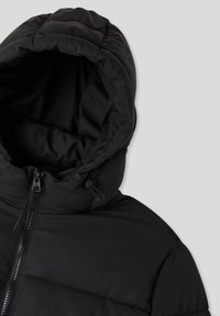 Czarna pikowana kurtka z wysokim kołnierzem i regulowanym kapturem, o gładkiej, błyszczącej teksturze i pionowym zamkiem błyskawicznym z przodu.