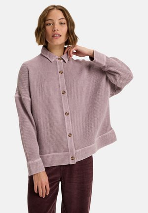 Waffelstrukturierte, hellviolette Button-Down-Bluse mit langen Ärmeln und kragenformendem Ausschnitt, ausgestattet mit braunen Knöpfen und einem cropped Schnitt.