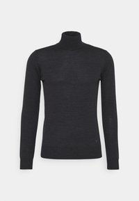 Pull à col roulé gris foncé en tissu maille doux, à manches longues avec poignets et ourlet côtelés, comportant un détail de logo subtil en bas.