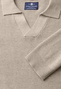 Beige pletený svetr s výstřihem do V, s texturovaným vaflovým vzorem a ribovými manžetami. Štítek nese nápis "STREET ONE MEN."