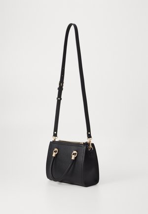 Zwarte leren handtas met een gestructureerde vorm, hardware in goudkleur, dubbele bovenhandvatten en een verstelbare lange schouderriem.