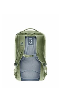 Mochila verde con respaldo de malla acolchada, correas ajustables y un asa en la parte superior. Presenta un logotipo en la parte frontal y un panel texturizado para mayor comodidad.
