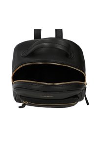 Zaino nero realizzato in materiale strutturato, con chiusura a zip dorata, manico superiore e spallacci regolabili. L'interno è non foderato e spazioso.