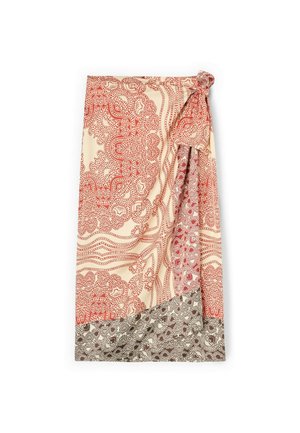 Spódnica kopertowa z czerwonymi i brązowymi skomplikowanymi wzorami kwiatowymi i kropkami na beżowej tkaninie, z wiązanym supełkiem w talii.