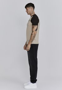 SIKSILK RAGLAN  brązowy