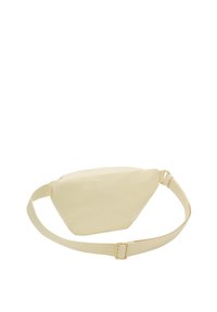 Saszetka biodrowa w kremowym sztucznym skórze, posiada trójkątny kształt, regulowany pasek oraz gładką fakturę z zamkiem błyskawicznym.