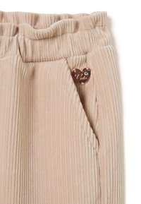 Beige corduroy broek met een ribbelstructuur, voorzien van eenGathered tailleband en een klein hartvormig metallic accent op de zak.
