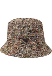 Geweven tweed emmerhoed in bruin met multikleurige spikkels. Heeft een zwart metalen accent aan de zijkant. Zachte textuur en brede rand.