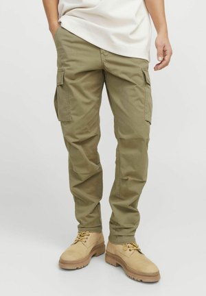 Khaki Cargo-Hosen aus einem Baumwollmix mit mehreren Seitentaschen, taillierter Passform und weichem, strukturiertem Stoff, kombiniert mit beigen Stiefeln.