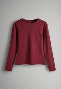 T-shirt bordeaux a maniche lunghe in cotone con scollatura rotonda, caratterizzato da una vestibilità ampia e una texture liscia.