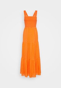 Robe maxi orange sans manches avec corsage smocké et motif géométrique texturé, dotée d'une jupe fluide à étages.