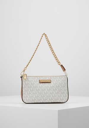 Petit sac à main beige et marron Michael Kors avec bandoulière chaîne dorée et motif logo MK exposé sur un socle blanc.