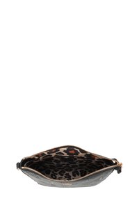 Sort struktureret læder clutch med leopardprint indvendig, der har lynlås lukning og kontrasterende guldbelægning detaljer.