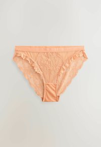 Perzikkleurige kanten en stof string met gegolfde randen, gekenmerkt door ingewikkelde bloempatronen aan de voorkant en een effen stof aan de achterkant.