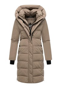 Giubbotto imbottito beige con colletto alto e cappuccio. Presenta un design trapuntato, chiusura frontale con zip e dettagli neri ai polsini e alle tasche.