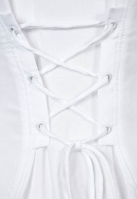 Weißer Stoff mit Schnürdesign und Ösen, glatte Textur und zentrale Bindung für die Anpassung. Schlicht und minimalistisch.