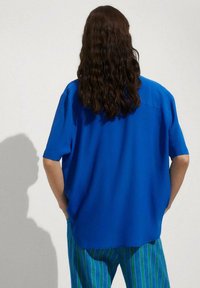 Mango SHORT SLEEVE POCKET - Button-down blouse - dark blue
