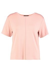 Jasnoróżowa koszulka polo z krótkim rękawem, okrągły dekolt, miękka struktura, z centralnym szwem detalicznym. Zaprojektowana z myślą o luźnym kroju.