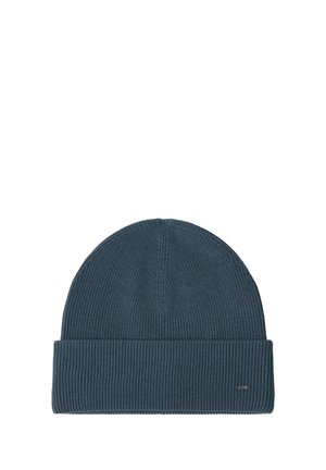 Bonnet en maille côtelée bleu foncé avec revers plié et petite étiquette logo en métal sur le revers.