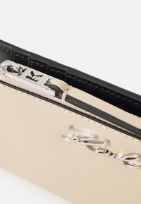 KARL LAGERFELD SIGNATURE BIFOLD  - Peňaženka - beige