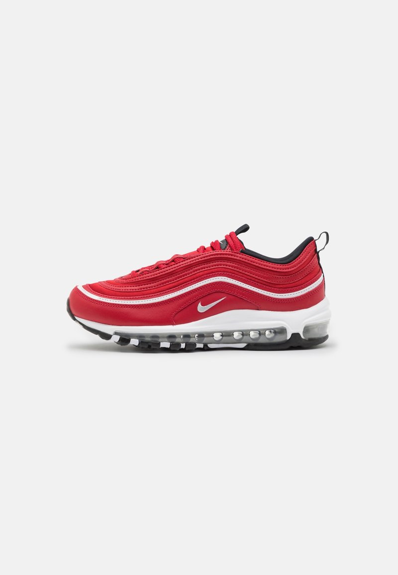 Baskets rouges sportives avec des rayures blanches ondulées, une semelle visible à coussin d'air, des accents noirs et un logo Nike swoosh blanc sur le côté.