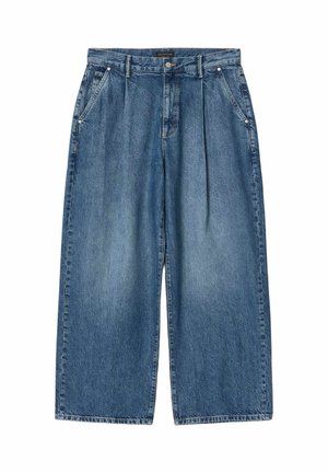 Bredbenede blå cowboybukser med plisseringer, sidelommer, knaplukning og bæltestropper, lagt fladt på en hvid baggrund.